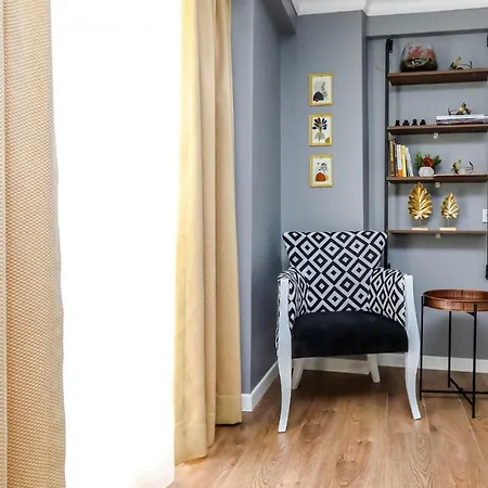 Vibrant Flat 500 M To Uskudar Ferry Station *