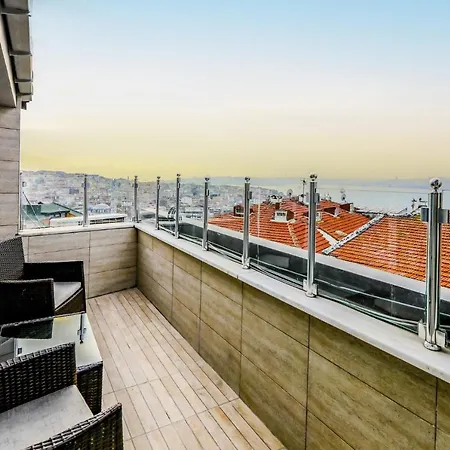 Vibrant Flat 500 M To Uskudar Ferry Station Apartment